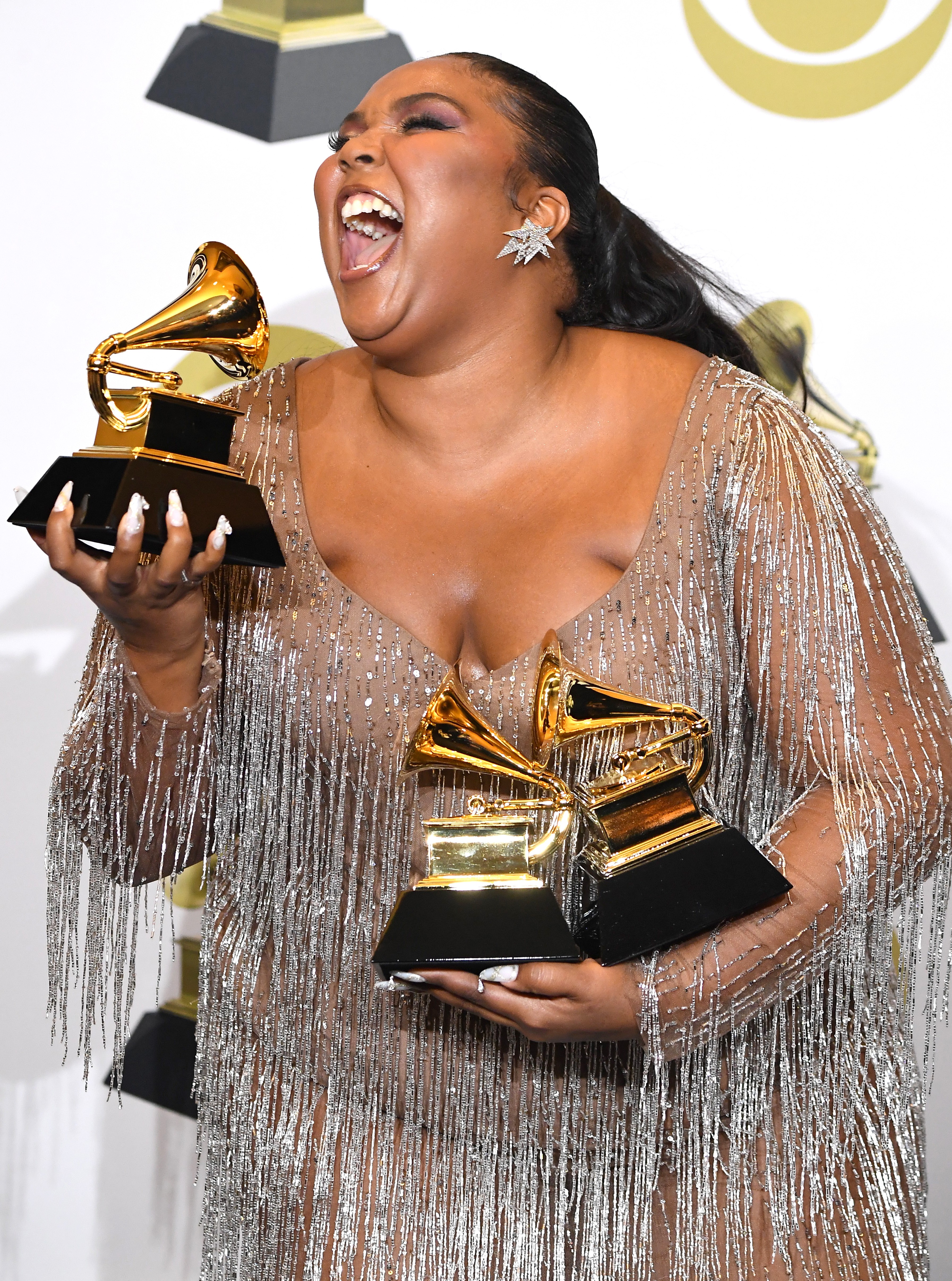 A cantora Lizzo com os trófeus vencidos por ela no Grammy 2020 (Foto: Getty Images)