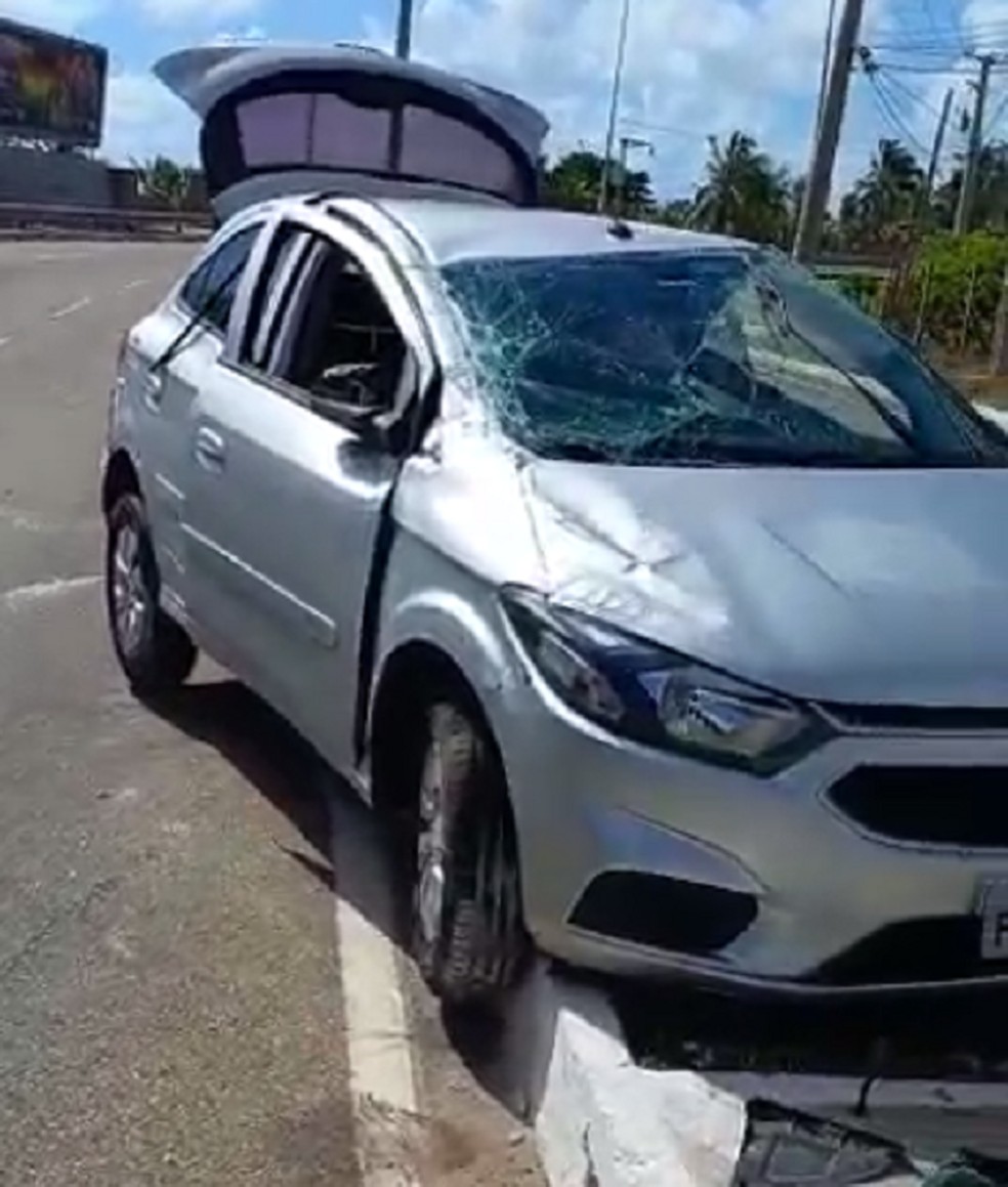 Carro capotou na manh&atilde; de domingo na Via Costeira, em Natal. Foi o terceiro caso registrado desde a madrugada &mdash; Foto: Reprodu&ccedil;&atilde;o