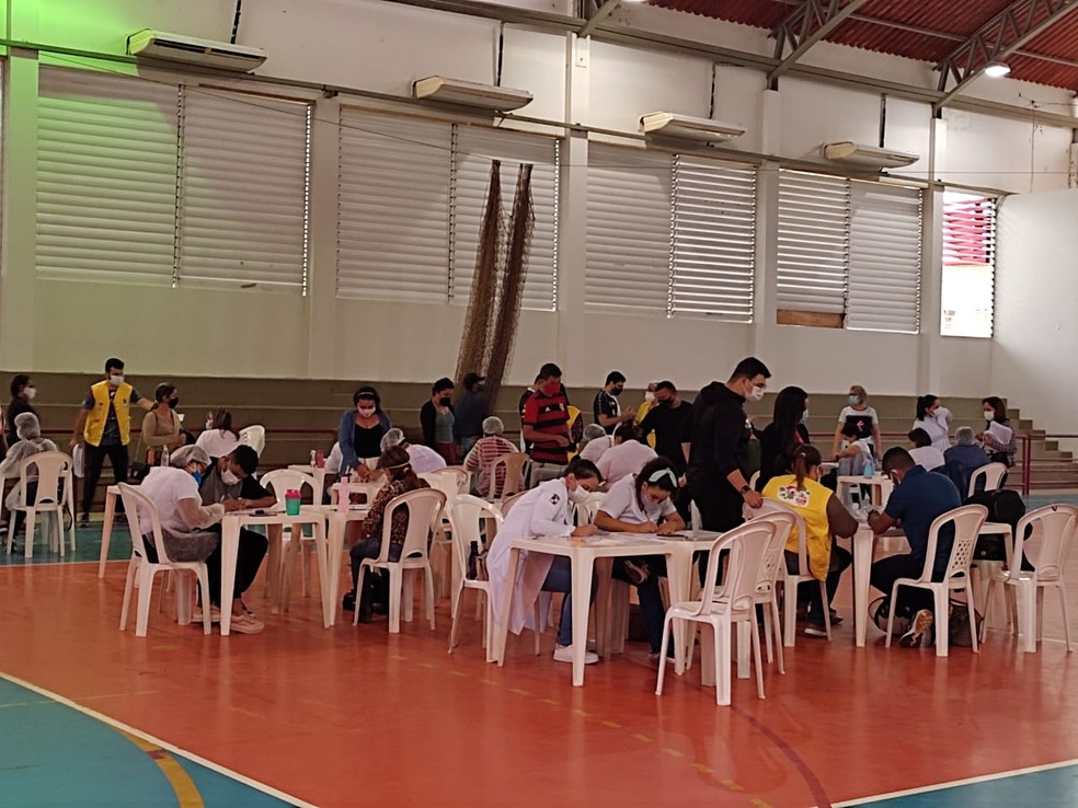 Segundo dia de vacinação do Ginásio do Sesi foi movimentado  — Foto: Elizânia Dinarte/CBN Rio Branco 