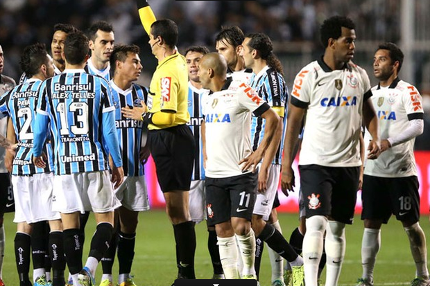 Corinthians X Grêmio: jogo tenso no Pacaembu (Foto: Globoesporte/ Marcos Ribolli/ reprodução)