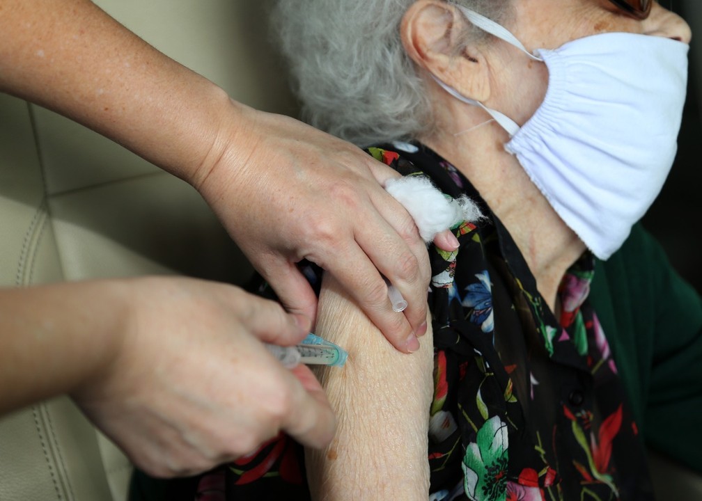 Em todo o Paraná, cerca de 50 mil idosos com mais de 90 anos devem ser vacinados, de acordo com Sesa — Foto: Giuliano Gomes/PR PRESS