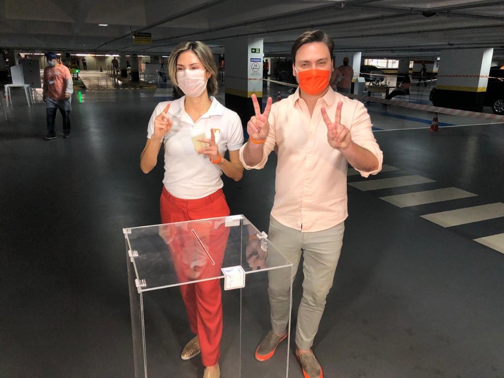 Filipe Sabará e a vice Marina Helena na convenção do Partido Novo, que vai oficializar a candidatura dele à Prefeitura de São Paulo neste sábado (5); votação foi em esquema drive thru — Foto: Filipe Gonçalves/TV Globo