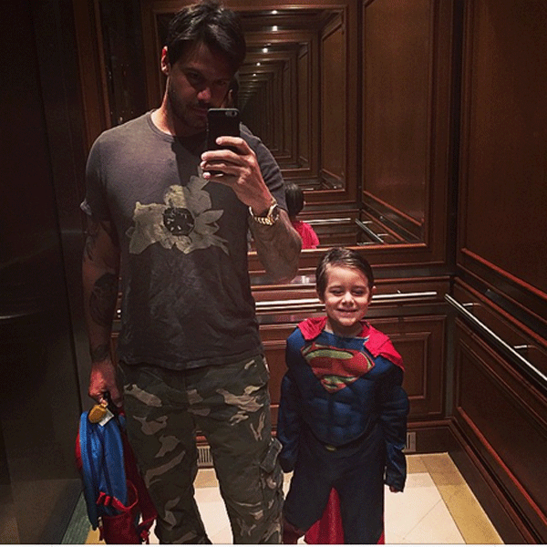 Flávio Mendonça e seu primogênito Nicolas, vestido de Super Homem! (Foto: Reprodução - Instagram)