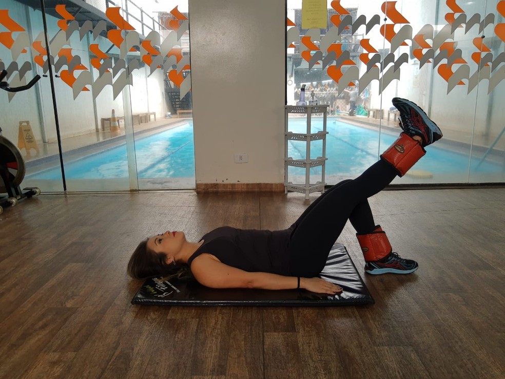 Flexão de quadril com uma perna em extensão e outra com o joelho flexionado — Foto: Divulgação/Marcelo Miranda