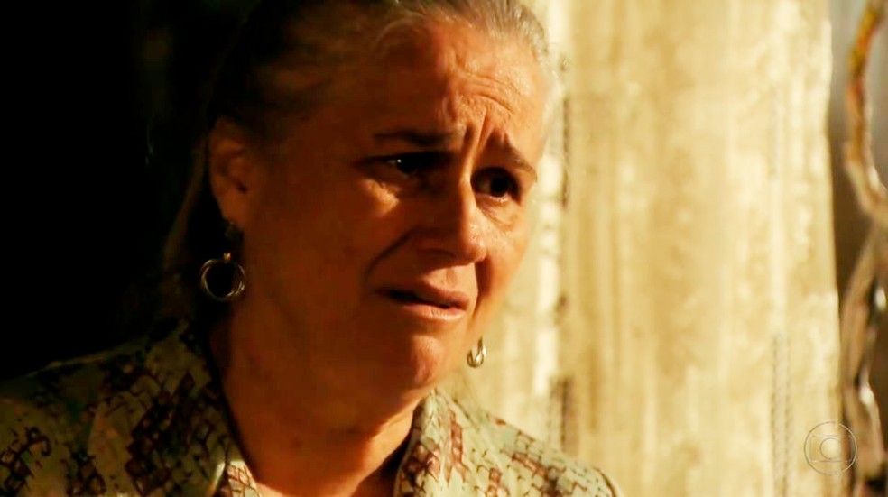 Lucinda reconhece erro e pede perdão ao filho — Foto: Globo