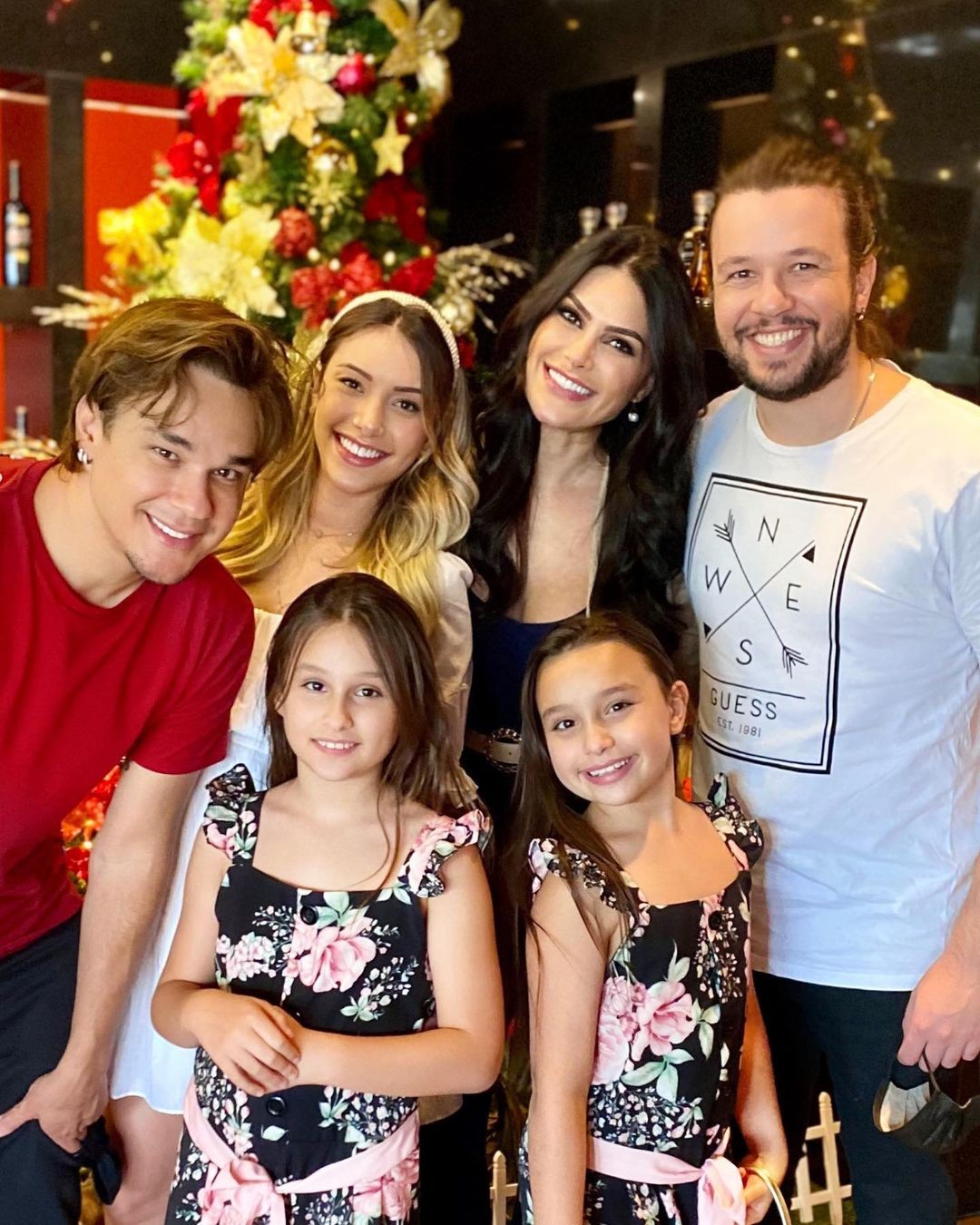 Leandro com a mulher, Natália Guimarães, e as filhas, no casamento de Bruno com Maria Luiza Prange (Foto: Reprodução/Instagram)