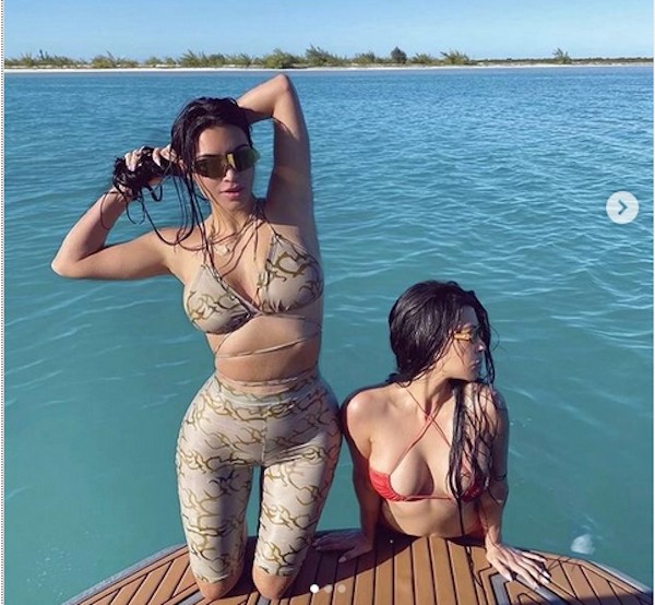 As irmãs Kim Kardashian e Kourtney Kardashian em passeio de barco pelo Caribe (Foto: Instagram)