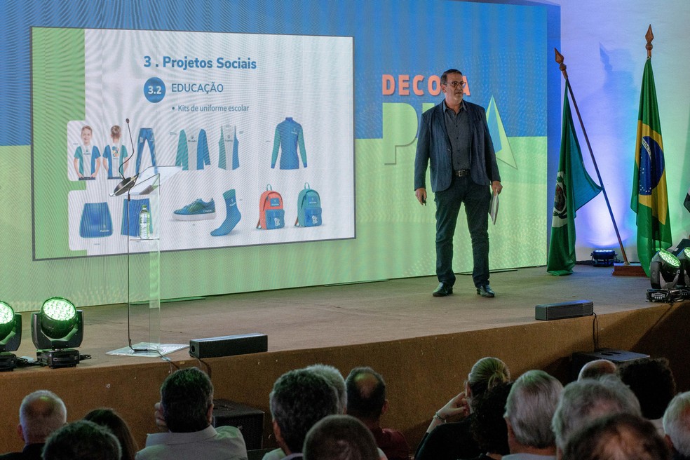 Anúncio de compra de uniformes escolares foi feito pelo prefeito Luciano Almeida durante o evento DecolaPira. — Foto: Isabela Borghese/ Prefeitura de Piracicaba