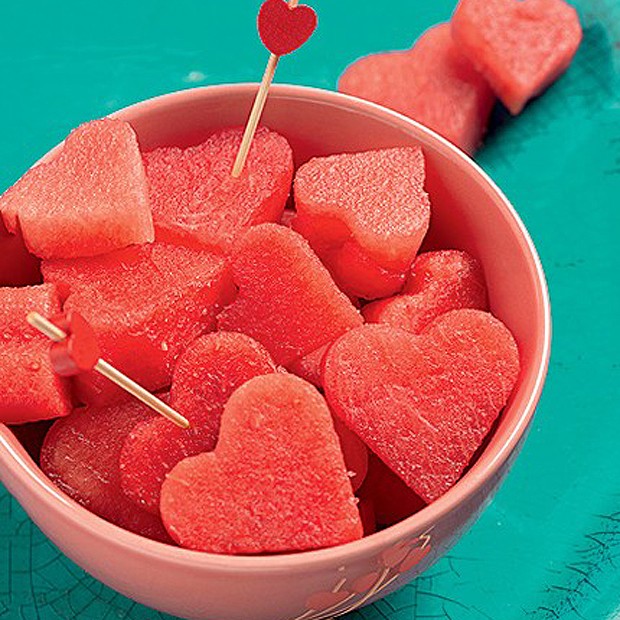 De sobremesa, que tal uma fruta? Dá um certo trabalho, mas cortar a melancia em formato de coração denuncia o seu amor. (Foto: Iara Venanzi/Casa e Comida)
