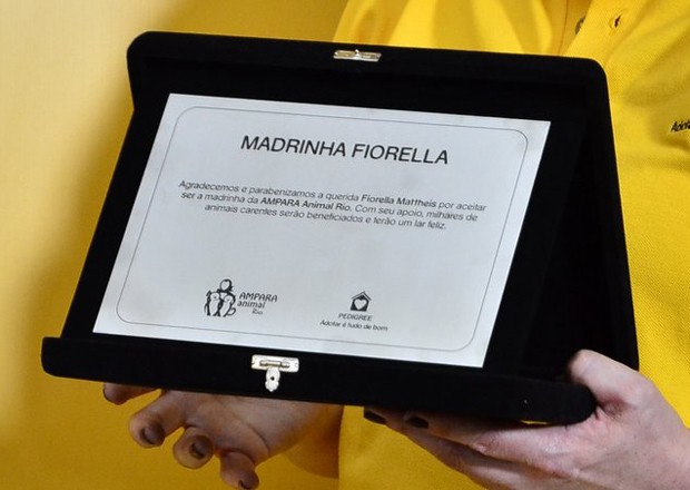 Detalhe da placa em homenagem a Fiorella Mattheis (Foto: Henrique Oliveira/AgNews)
