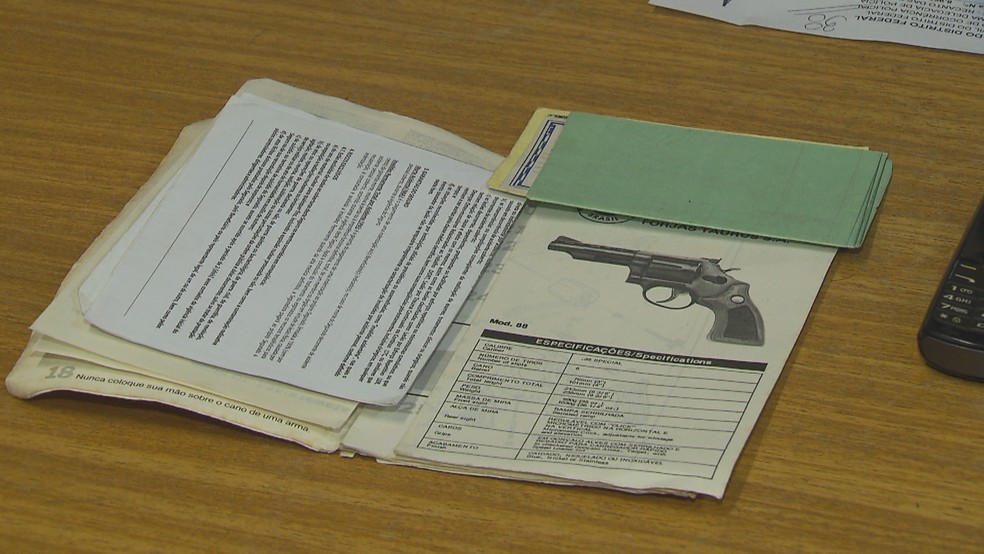 Registro da arma encontrada no cofre (Foto: Reprodu&ccedil;&atilde;o/TV Globo)