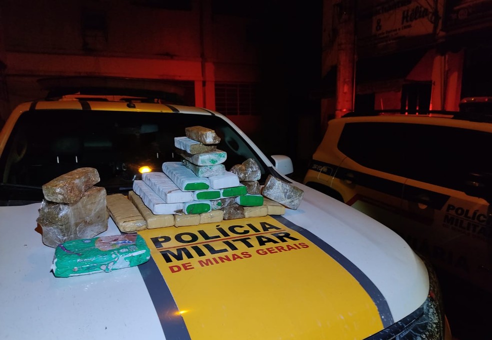 Mulher foi presa na MGC-418 transportando 20 kg de maconha e 1 kg de cocaína — Foto: Polícia Militar Rodoviária/Divulgação