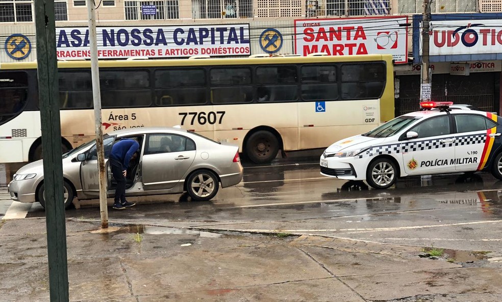 Policial civil é abordado por militares em rua comercial de Taguatinga, no DF, por dirigir sob efeito de álcool  — Foto: Polícia Militar/Divulgação