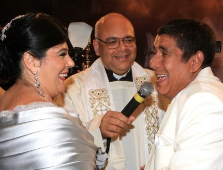 Com Padre Jorjão e sua mulher, Monica Silva, nas bodas de prata do casal, em 2011