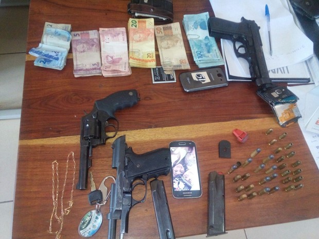 Armas e dinheiros foram apreendidos com os suspeitos do assalto (Foto: Divulgação/PM)