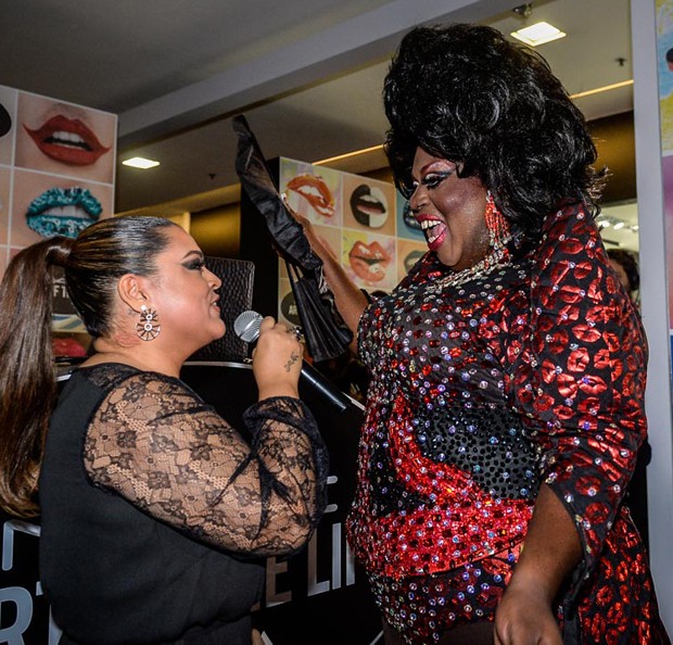 Preta Gil dá selinho em drag queen durante inauguração em SP - Quem ...
