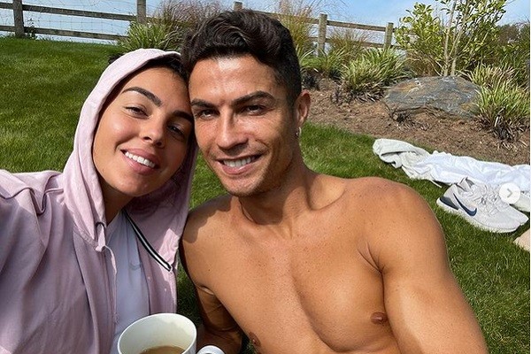 Cristiano Ronaldo e a namorada Georgina Rodriguez na moradia da família na Inglaterra (Foto: Instagram)