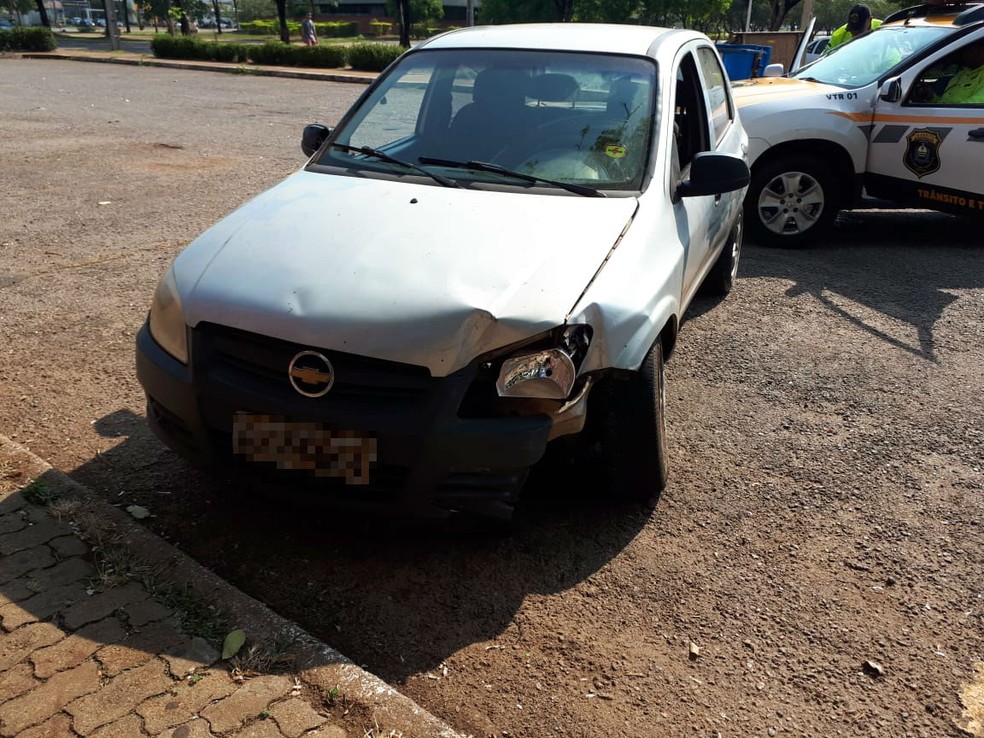 Carro que supostamente se envolveu em acidente com semáforo — Foto: Manuela Messias/TV Anhanguera