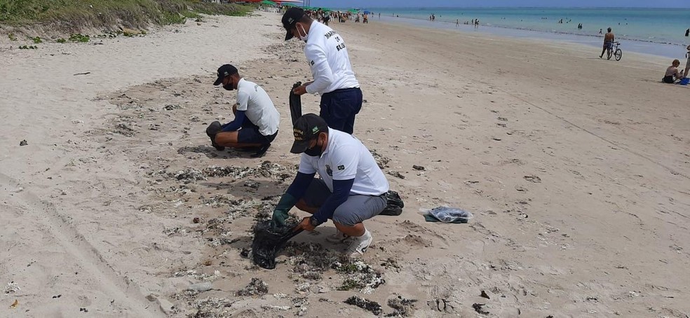 Resíduos de óleo são semelhantes aos encontrados em vários estados brasileiros, incluindo a Paraíba, em 2019 — Foto: Capitania dos Portos/Divulgação