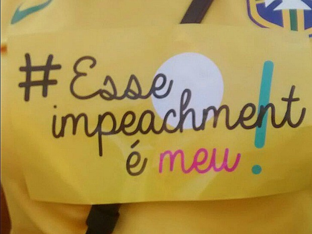Manifestantes usam adesivos defendendo o impeachment de Dilma em ato em Fortaleza (Foto: Lena Sena/G1)