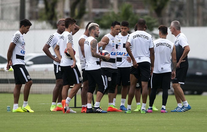 Dorival Júnior em conversa com os jogadores do Santos (Foto: Ivan Storti / Divulgação Santos FC)