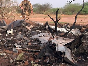 Foto divulgada pelo Exército da França mostra destroços do avião da Air Algérie que caiu no Mali (Foto: ECPAD/AP)