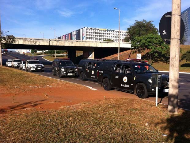 Carros do Batalhão de Choque chegam a local de protesto em Brasília (Foto: Gabriel Luiz/G1)