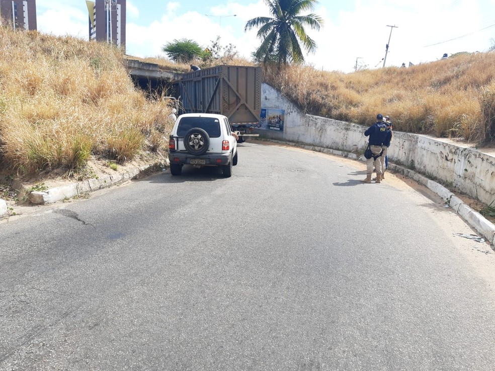 Trânsito no túnel de acesso à Avenida das Alagoas foi interrompido após caminhão ficar entalado — Foto: Lucas Cortez/Inter TV Cabugi