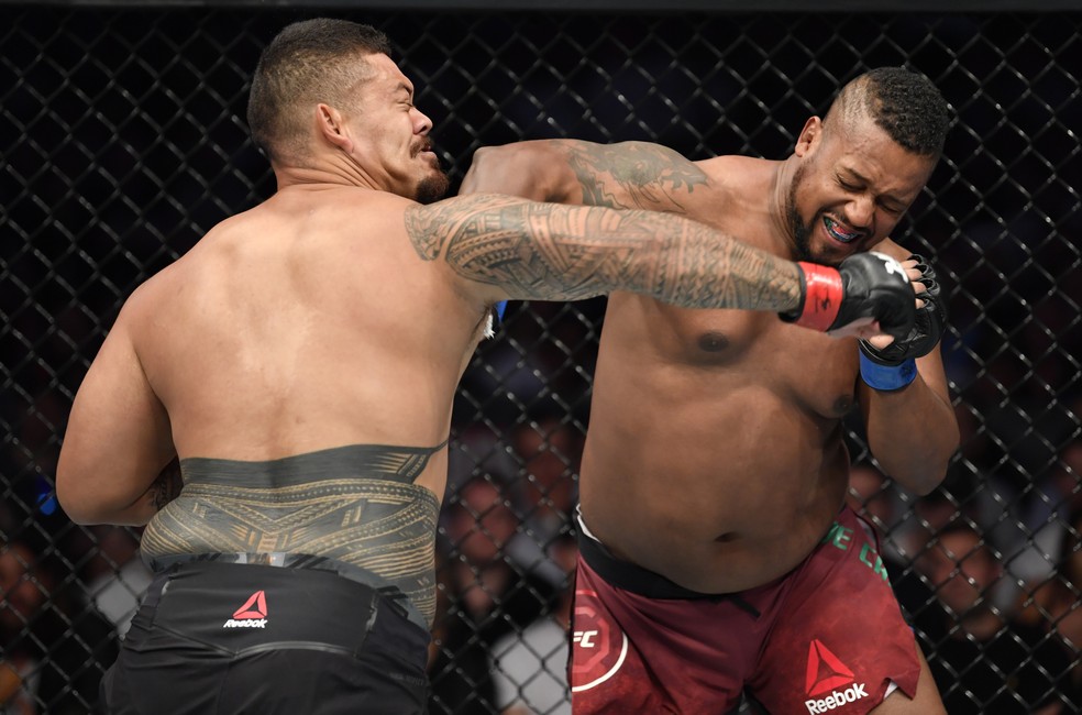 Yorgan DeCastro acerta o golpe que nocauteou Justin Tafa no UFC 243 — Foto: Getty Images