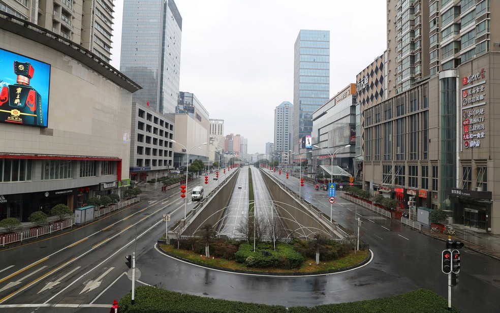 Vista de Wuhan, na China, após o anúncio do banimento da circulação de veículos não essenciais, no domingo (26) — Foto: cnsphoto via Reuters