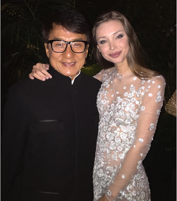 A modelo Lara Leito com o ator Jackie Chan (Foto: Instagram)