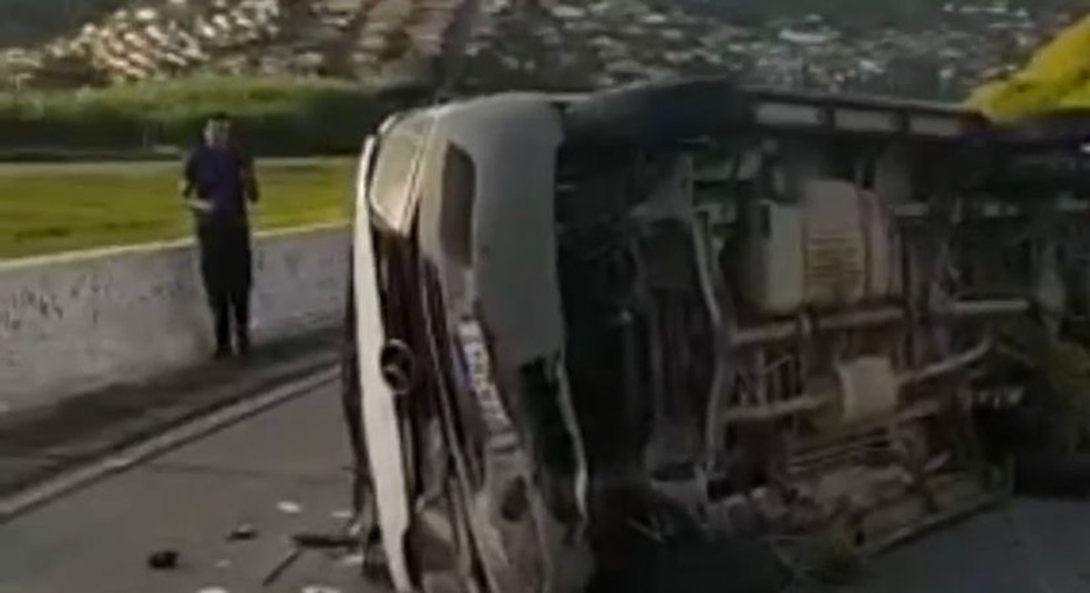  Após abandonar ambulância, homem roubou uma van, mas capotou com ela em Ribeirão — Foto: Reprodução/TV Globo