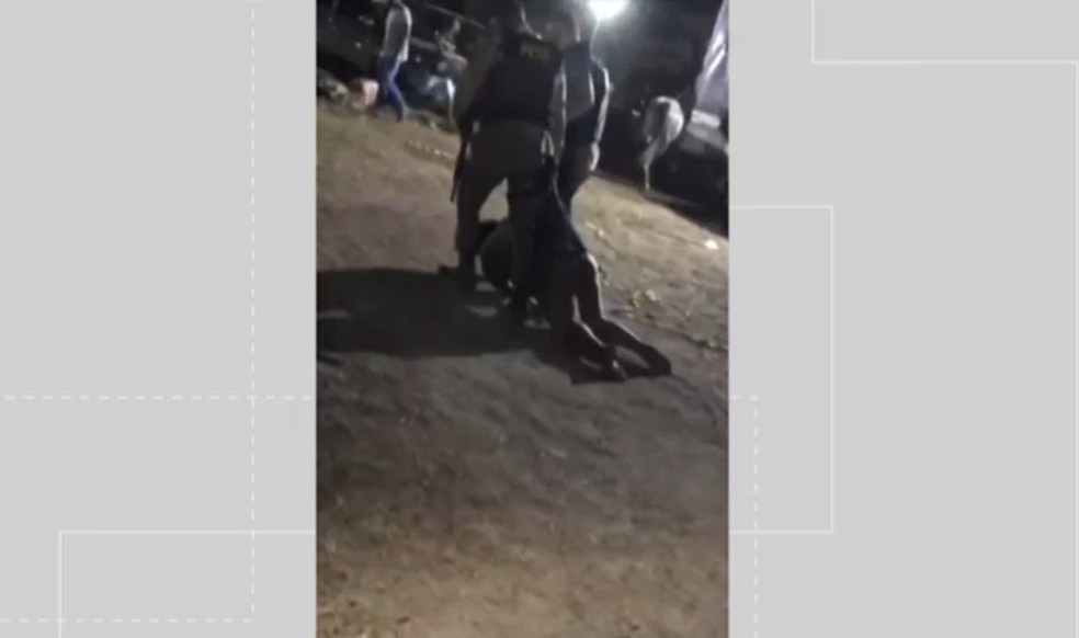 Mulher é agredida e leva 'mata-leão' de PM na Bahia após briga — Foto: Reprodução / Redes Sociais