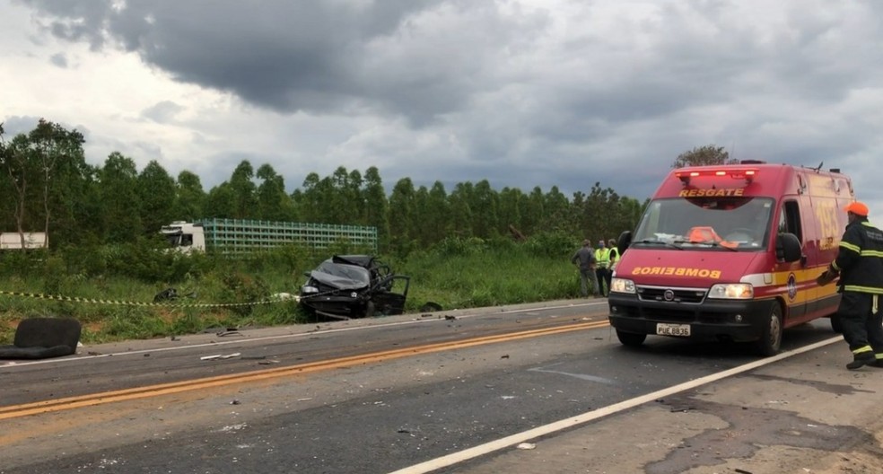 Pista precisou ser interditada nos dois sentidos para os trabalhos de perícia — Foto: Lorena Lemos/Inter TV