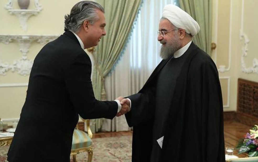 Embaixador brasileiro em Teerã, Rodrigo de Azeredo Santos, apresentando suas credenciais ao presidente do país, Hassan Rouhani, em 2017 — Foto: Divulgação/Itamaraty