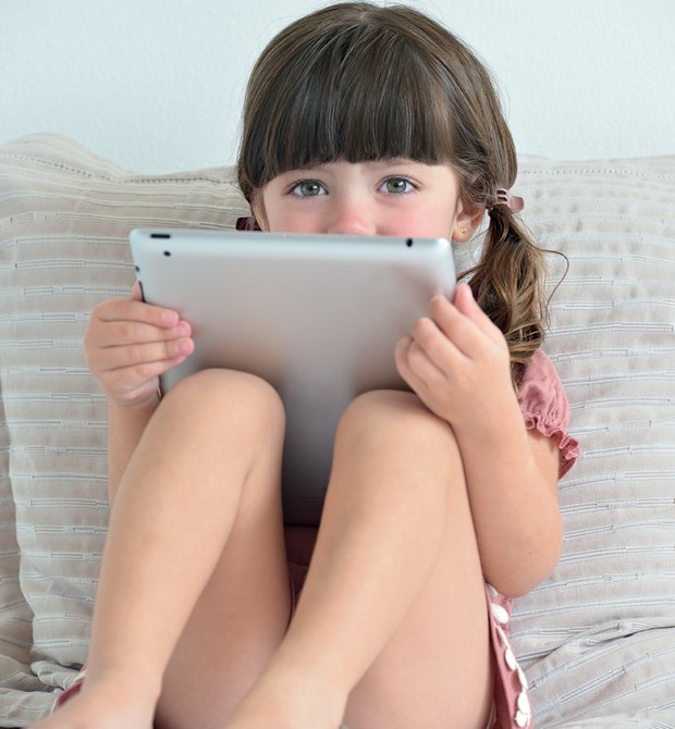 menina com tablet (Foto: Reprodução/Revista Crescer)