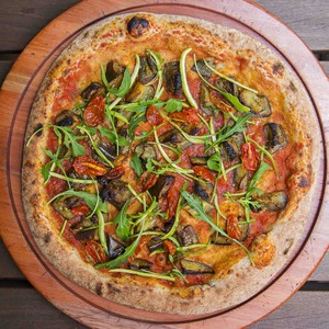 Pizza-vegana-abobrinha-rúcula-tomate-pizzaria-braz (Foto: Bruno Geraldi / Divulgação)