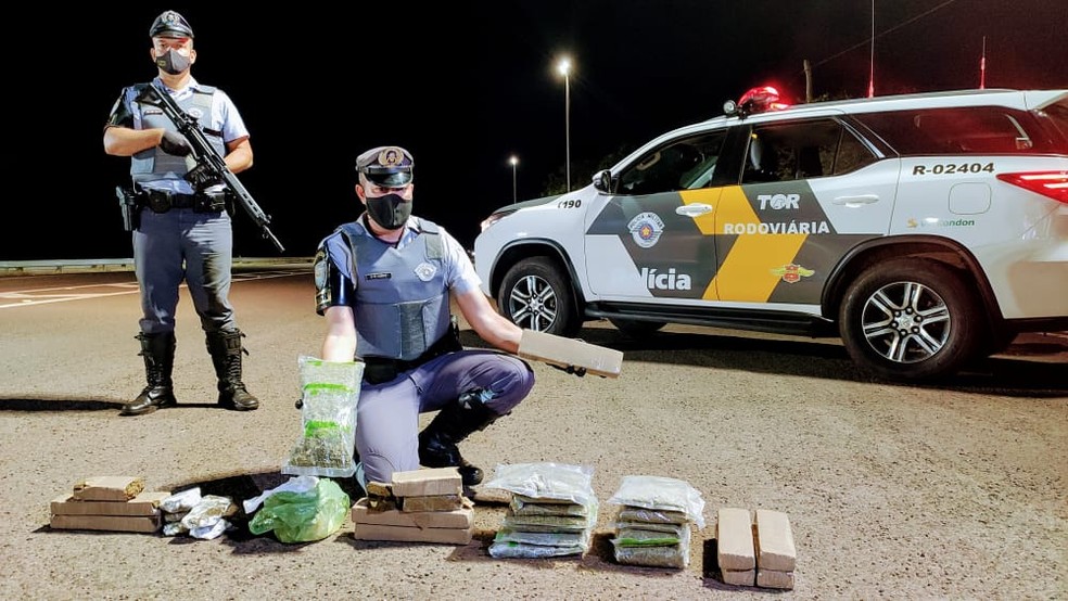 Maconha e pasta base de cocaína estavam escondidos em bagagens de passageiros de ônibus, em Castilho (SP) — Foto: Polícia Militar Rodoviária/Divulgação