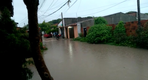 Fortaleza amanhece sob forte chuva; saiba onde há trechos alagados