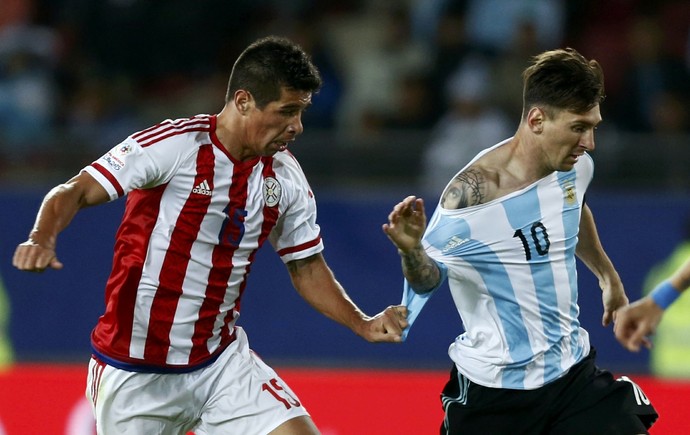 Cáceres e Messi Argentina x Paraguai (Foto: Reuters)