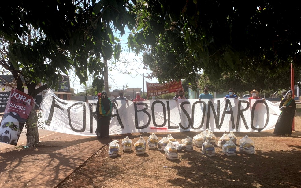 ITUMBIARA - GOIÁS - Manifestantes contrários ao presidente se reuniram neste 7 de Setembro — Foto: TV Anhanguera