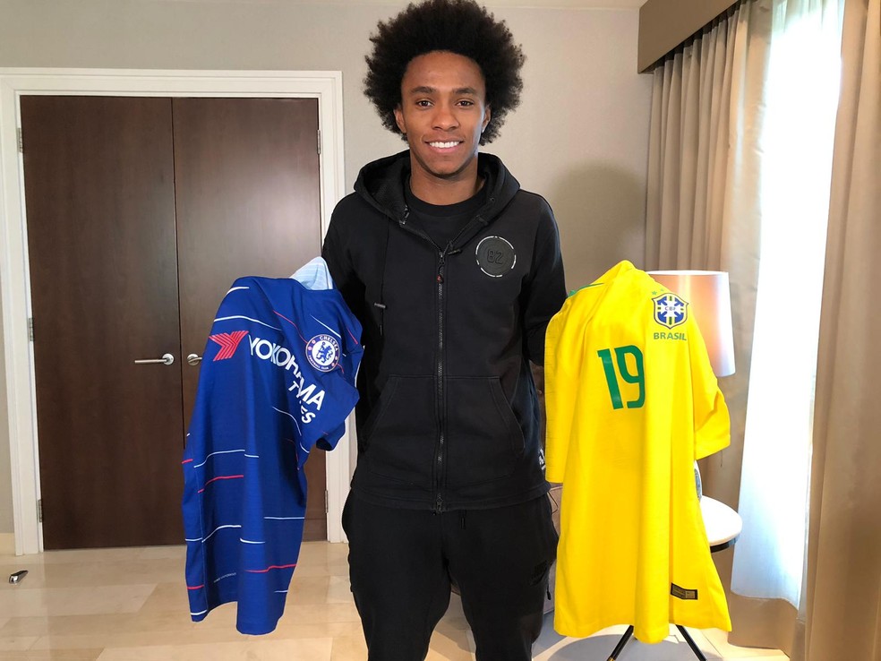 Willian com camisas do Chelsea e da Seleção Brasileira: Copa América é objetivo — Foto: Marina Izidro