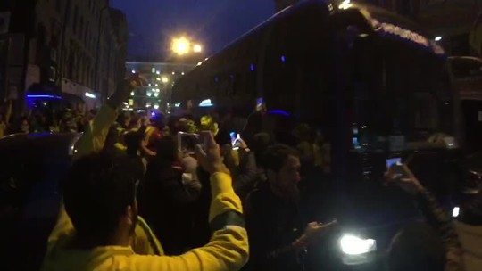 Nos braços da torcida, Seleção chega ao hotel em São Petersburgo; veja vídeo