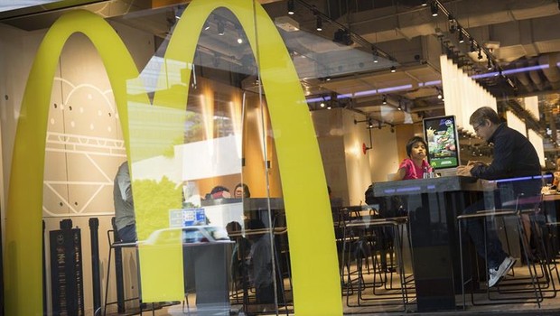 Restaurante da rede de fast food McDonald's em Hong Kong, na China (Foto: Jerome Favre/EFE)