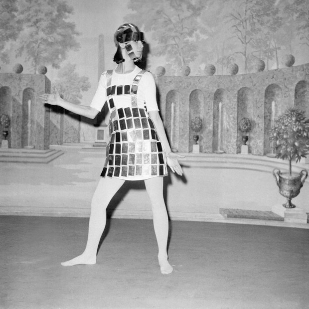 Nouvelle collection de Paco Rabanne en rhodoid, à Paris, France en décembre 1966.  (Photo by Keystone-France\Gamma-Rapho via Getty Images) (Foto: Gamma-Keystone via Getty Images)