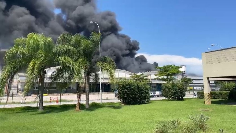 Prédio da Receita Federal é evacuado por conta de incêndio no Galeão — Foto: Arquivo pessoal