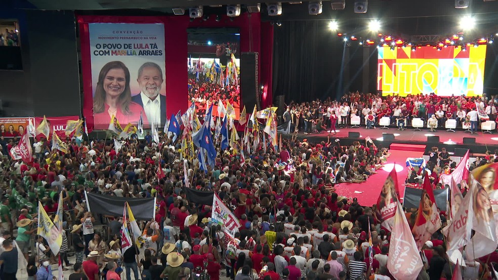 Imagem de arquivo mostra militância participando da convenção que lançou a candidatura de Marília Arraes ao governo de Pernambuco — Foto: Reprodução/TV Globo