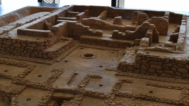 Maquete do sítio de Cancho Roano mostra os restos do último templo do local, construído perto do final do século 6 a.C. (Foto: AFP (via BBC))