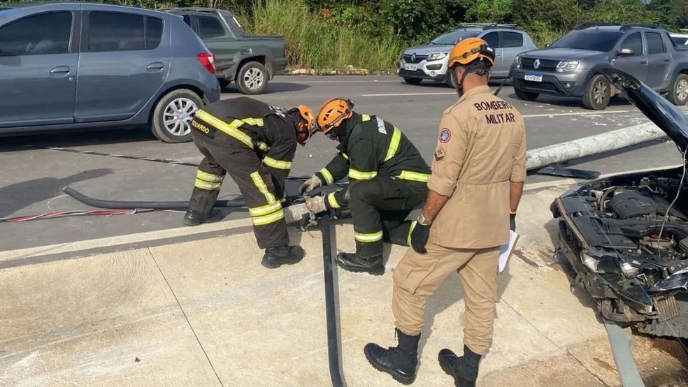 Carro derruba poste na AM-070 no Amazonas  — Foto: Corpo de Bombeiros