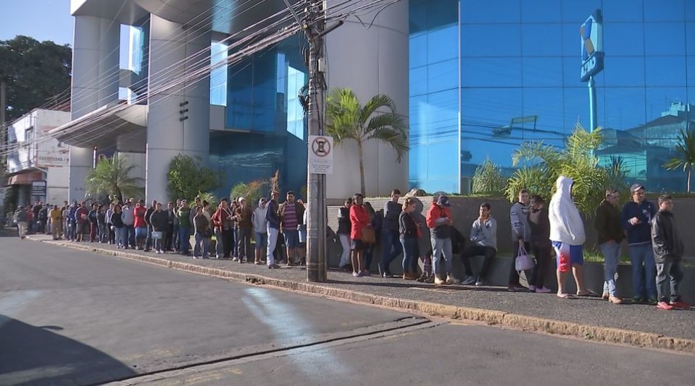 Trabalhadores enfrentaram frio e fila para sacar o dinheiro do quarto lote do FGTS em Bauru (Foto: Reprodução/TV TEM)